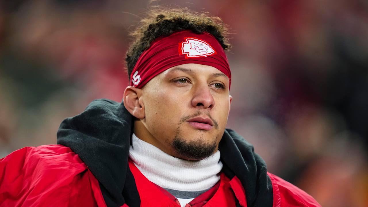 QB-ul Patrick Mahomes al Chiefs începe reabilitarea genunchiului, vizând să joace în Săpt. 1 din 2026