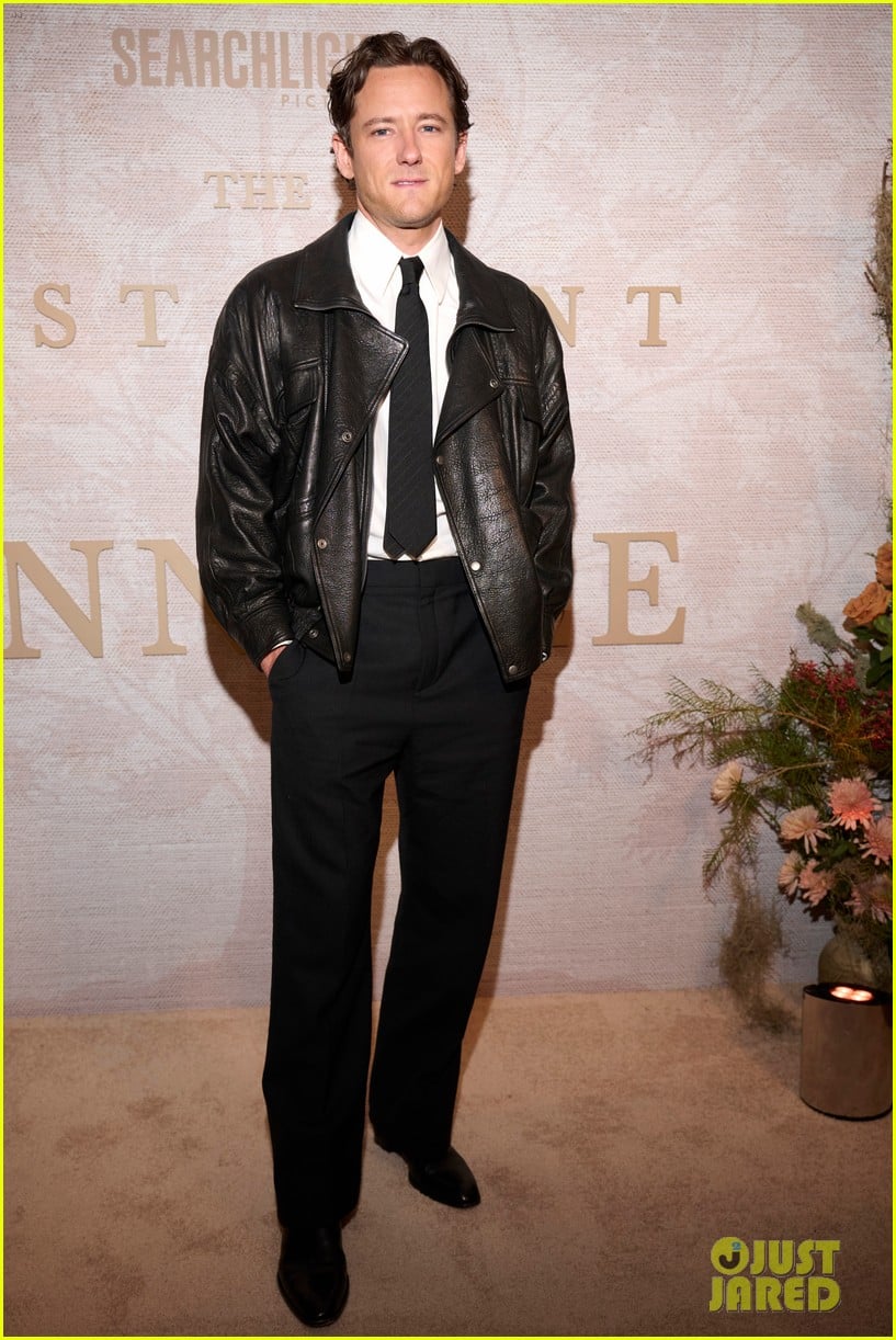 Amanda Seyfried și Lewis Pullman fac un fist bump la proiecția din NYC „The Testament of Ann Lee”