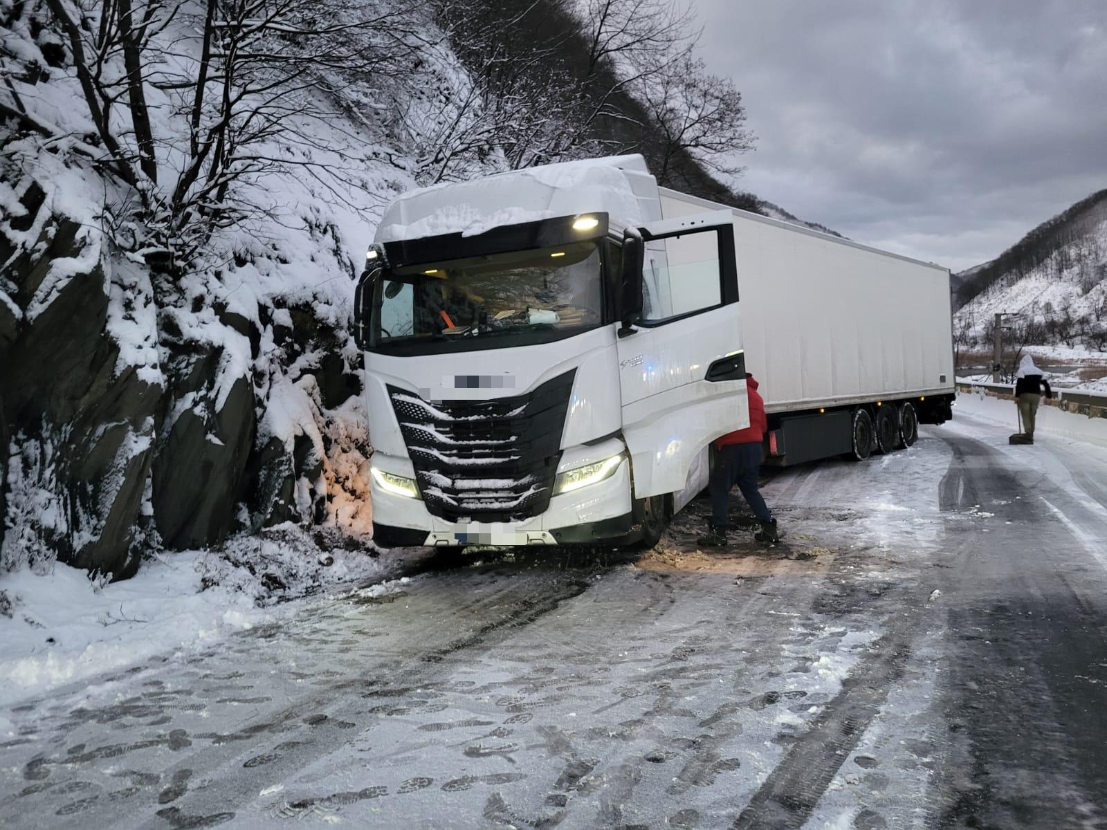 Ninsori abundente blochează traficul pe Valea Oltului.