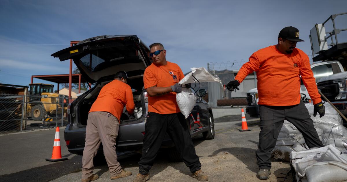 Furtuna sărbătorilor: evacuări în SoCal, drumuri blocate și recomandări de siguranță