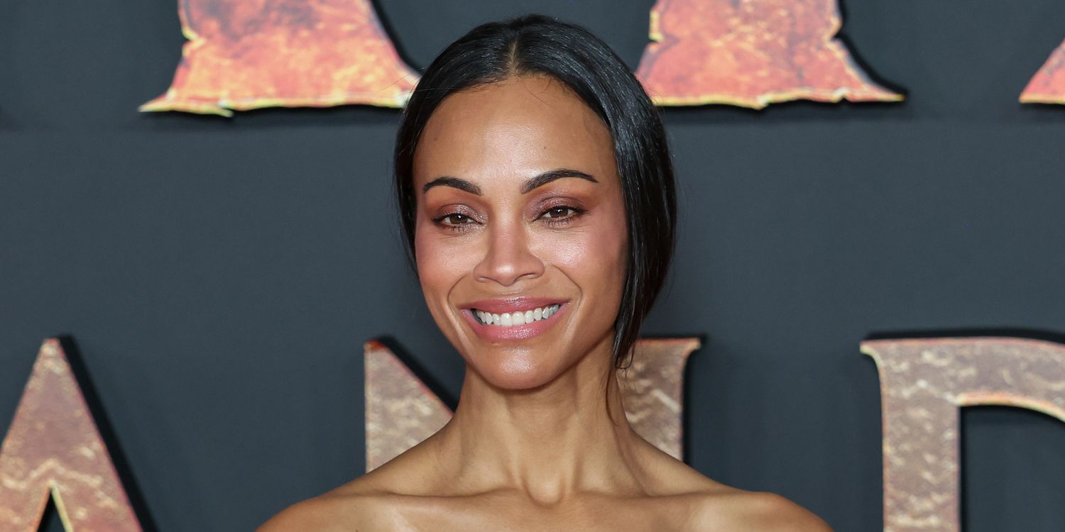 Zoe Saldaña apare fără lenjerie, doar în dresuri ultra subțiri.