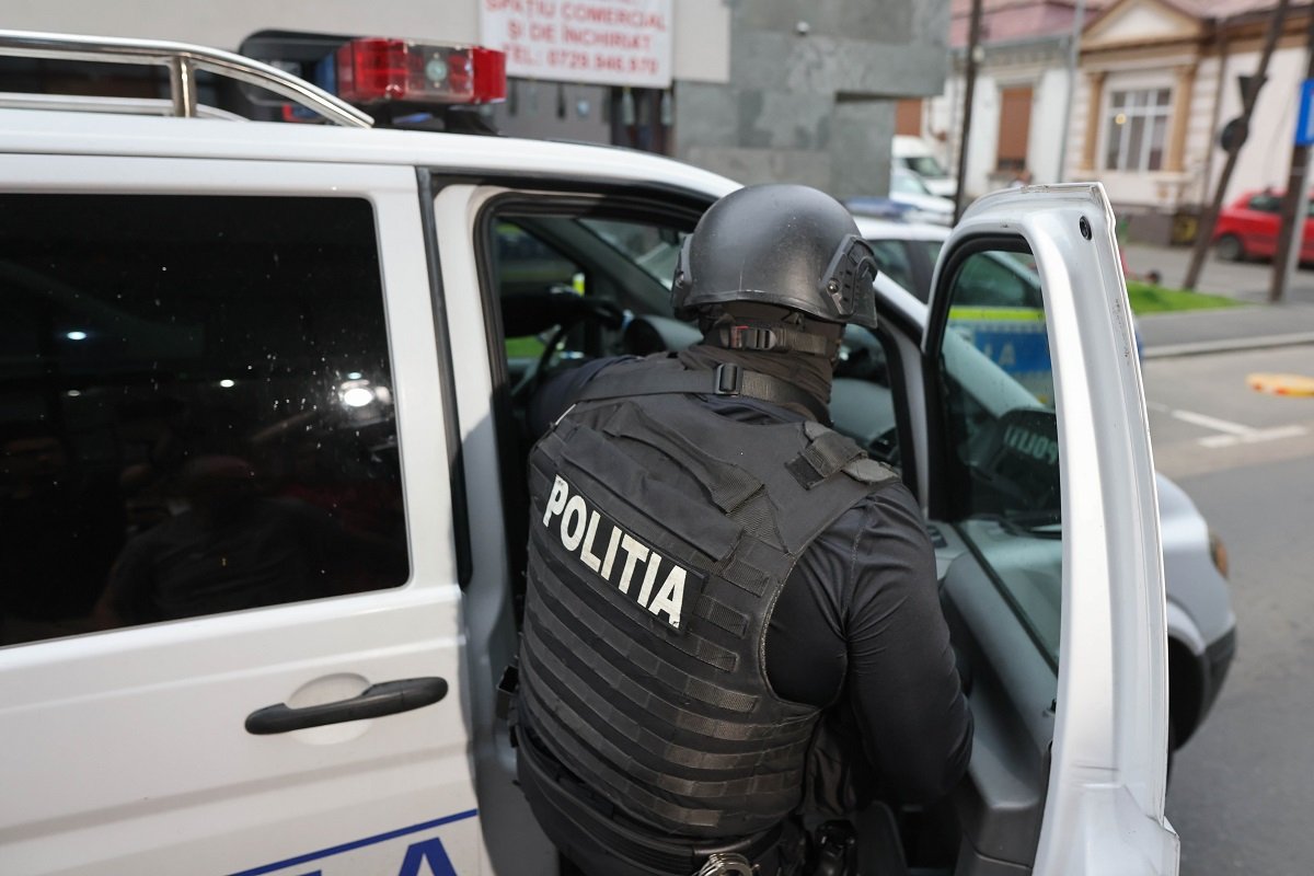 Tineri reținuți de DIICOT pentru trafic de droguri, legați de crima din Timiș