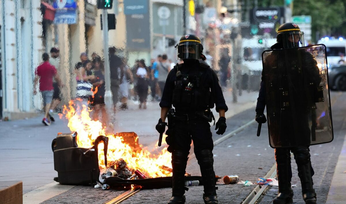 Franța: peste 500 de arestați și vehicule incendiate