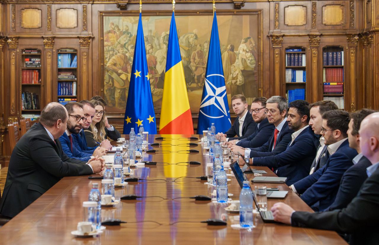 Consilierii economici ai președintelui și premierului discută cu investitori despre împrumuturile României