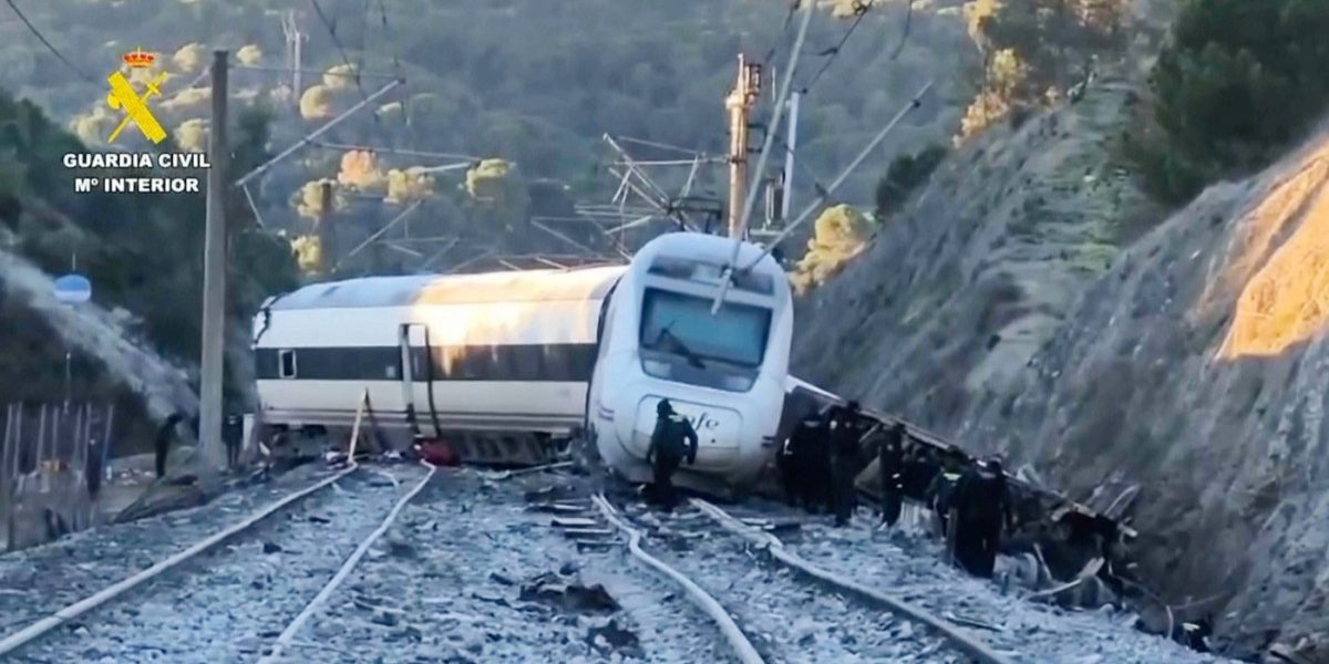 MAE: Doi români aflați în unul dintre trenurile implicate în accidentul feroviar din Spania au fost răniți uşor