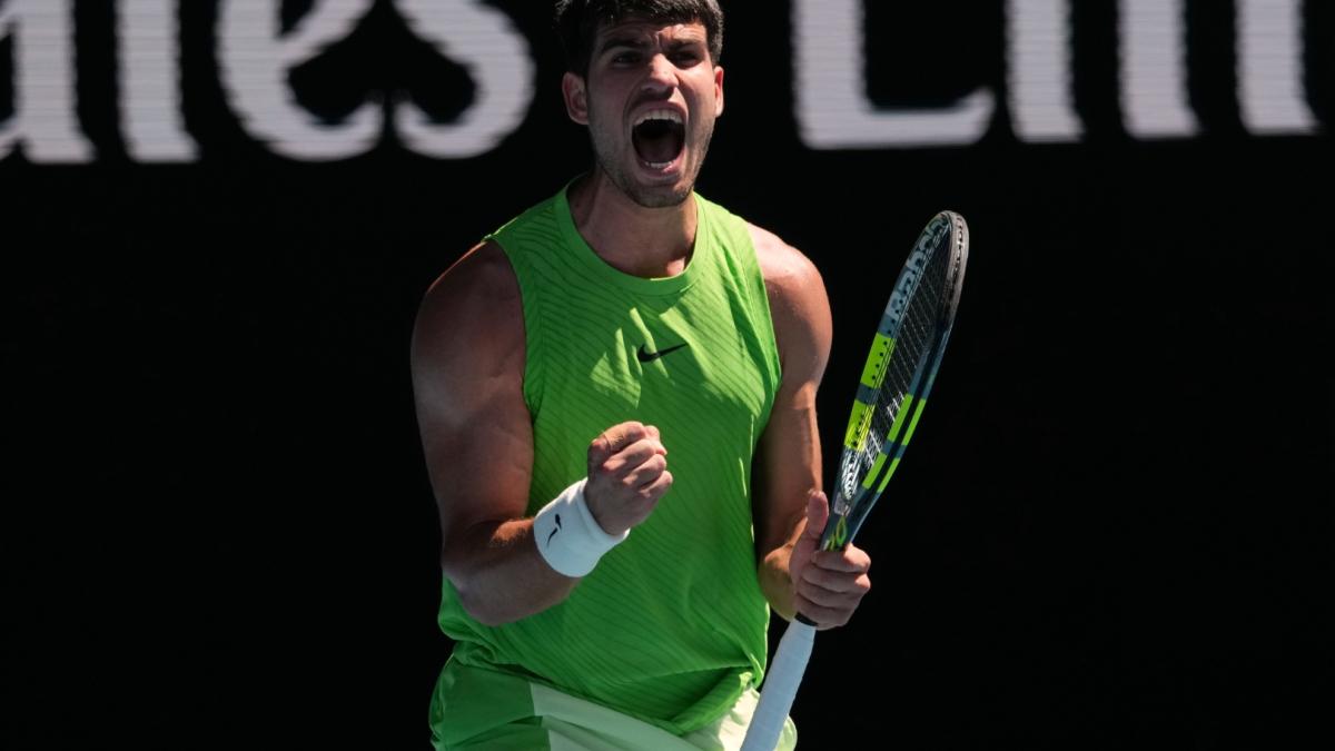 Alcaraz cambia de modelo para lograr billete a la tercera ronda