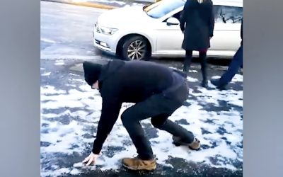 Alunecat-pe-gheata-gheata-cazut-pe-gheata.jpg - PressHub24