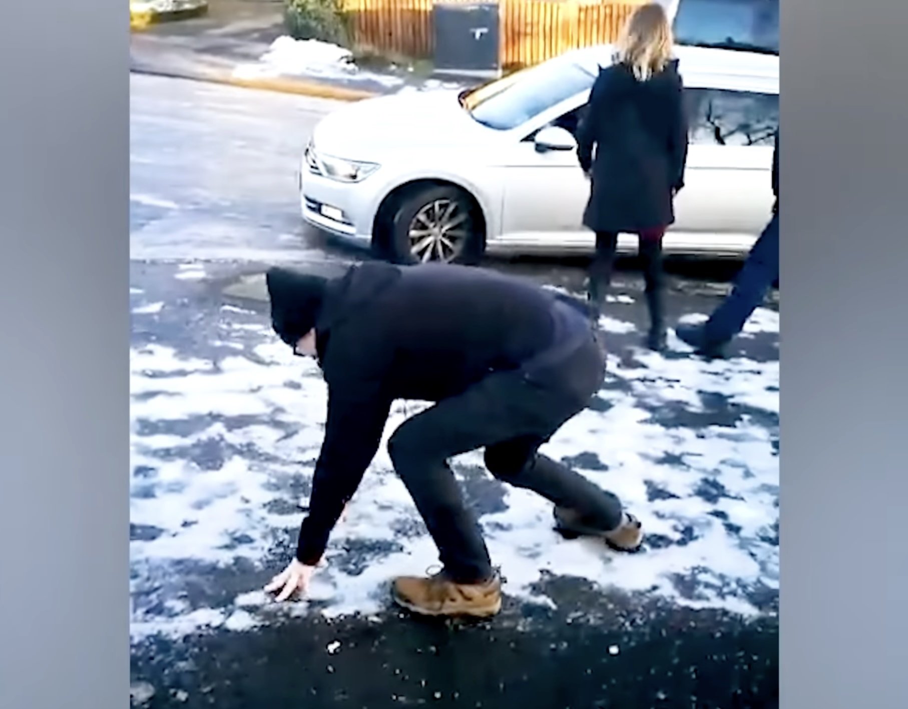 Sute de persoane internate după alunecări pe gheață