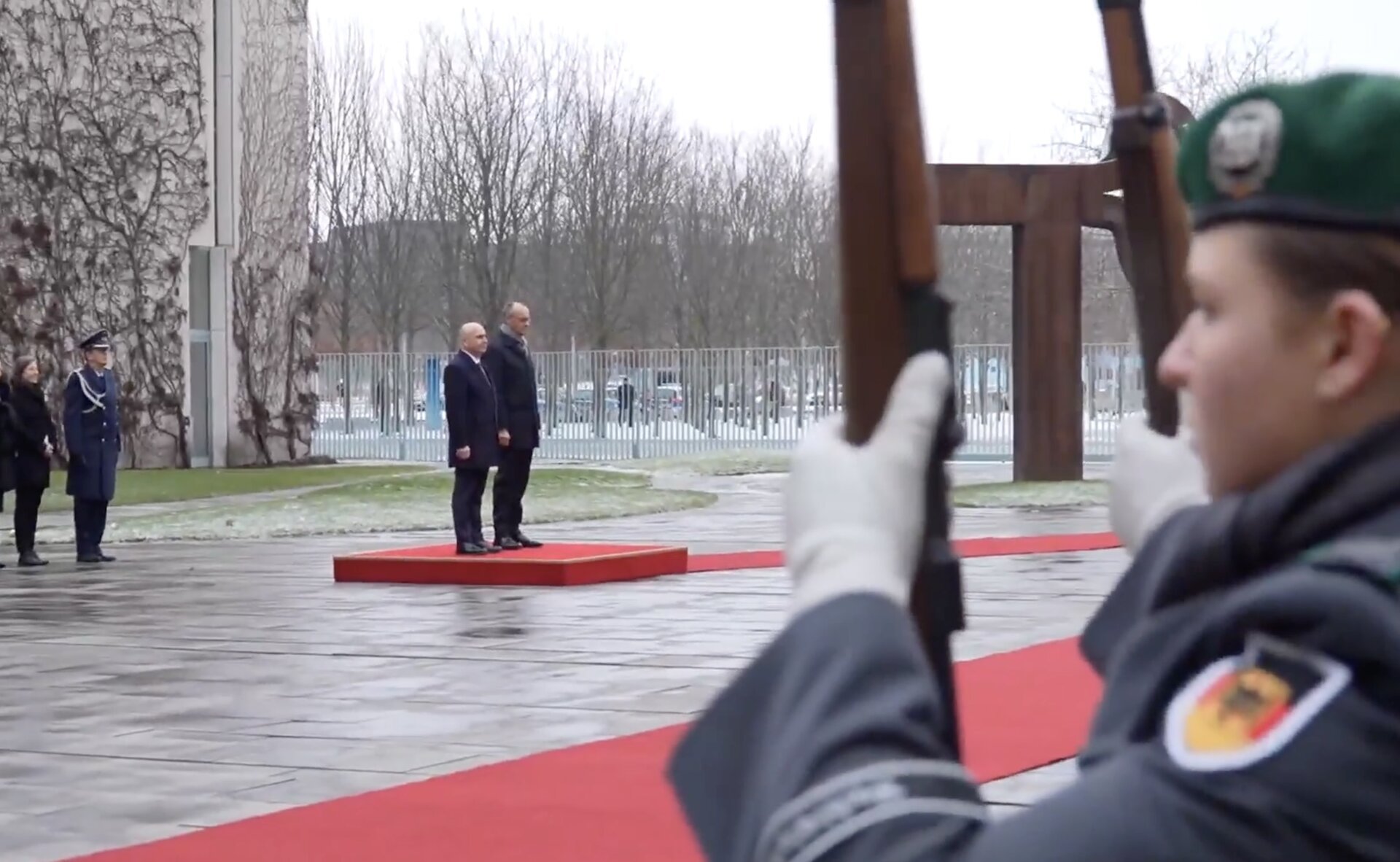 Premierul Bolojan depune coroană la Memorialul Evreilor Uciși în Europa