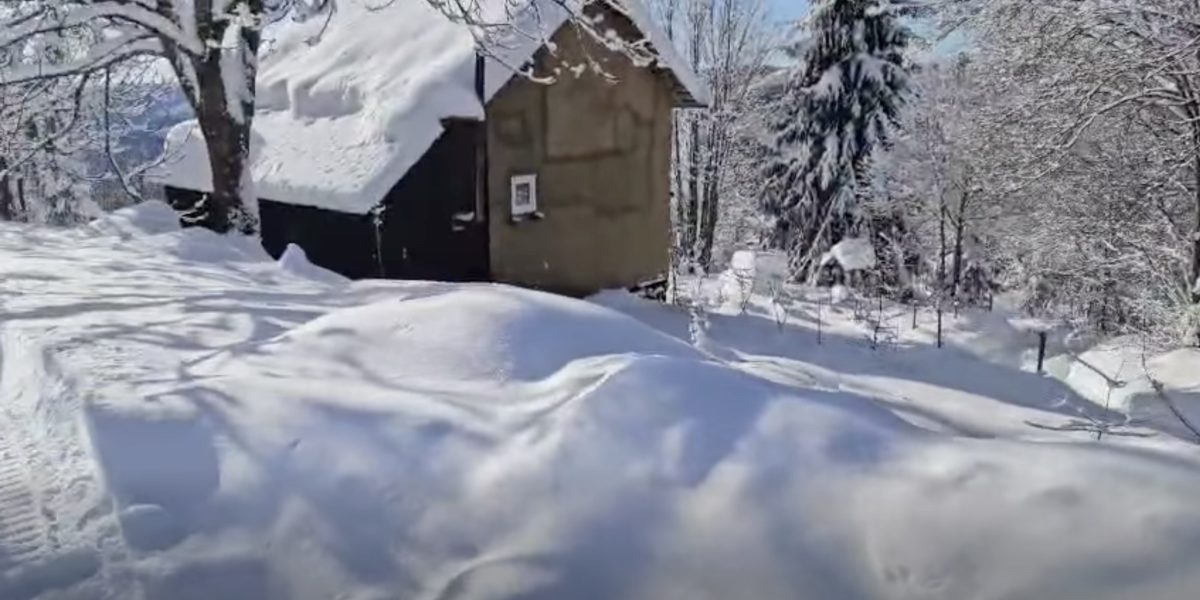 Casa-de-vacanta-in-zapada-zapada-la-munte.jpg - PressHub24