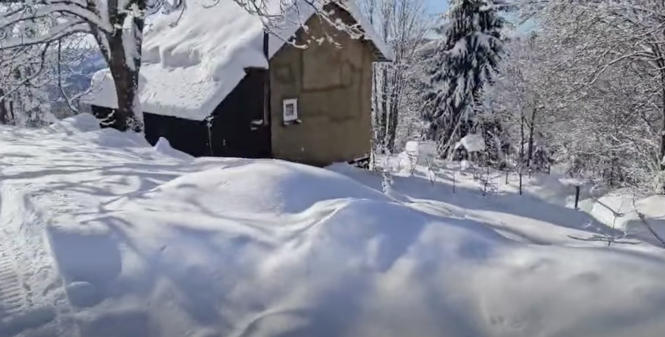 Șapte adulți și un copil, salvați după zile petrecute blocați în zăpadă în județul Hunedoara