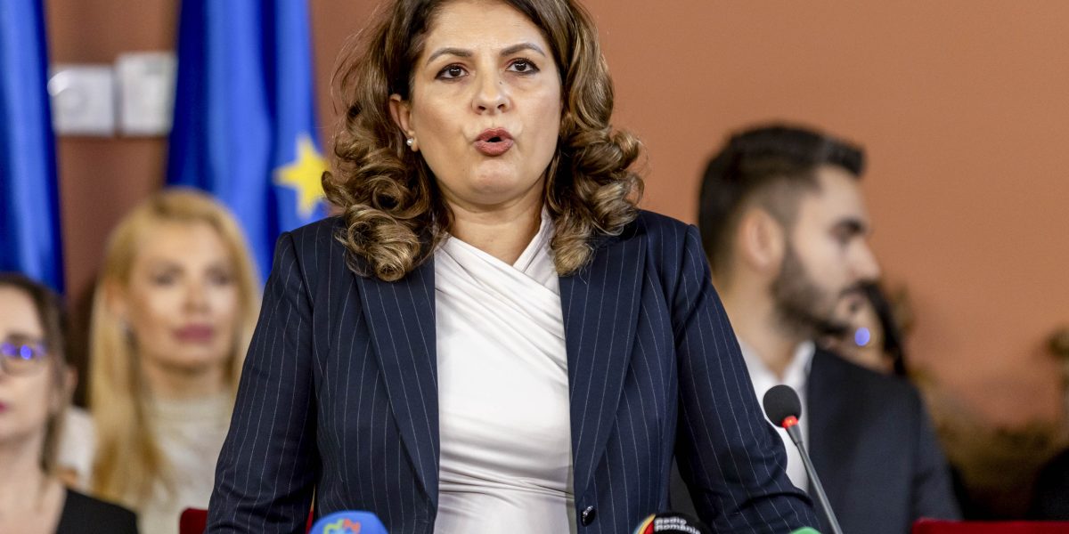 Contestațiile unei avocate din AUR împotriva a doi judecători constituționali, amânate de Curtea de Apel București chiar pentru ziua în care CCR are un nou termen pe pensiile magistraților