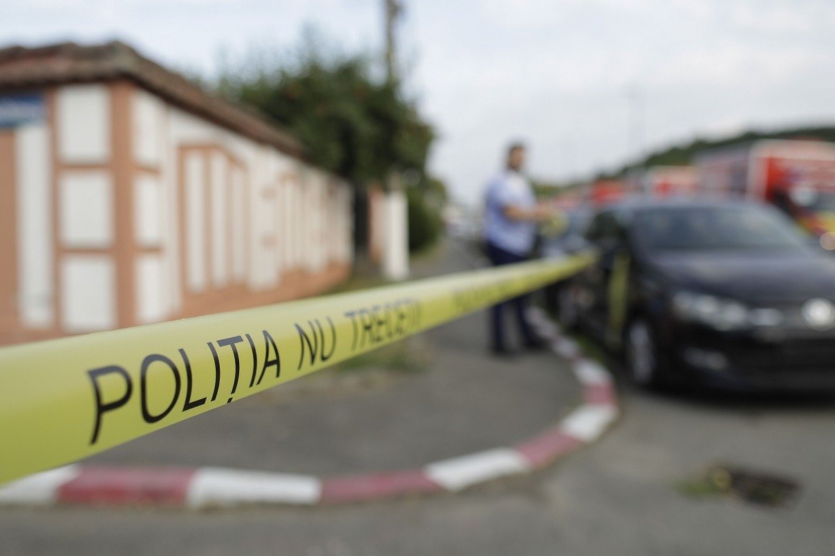 Femeie ucisă de câinii săi acasă