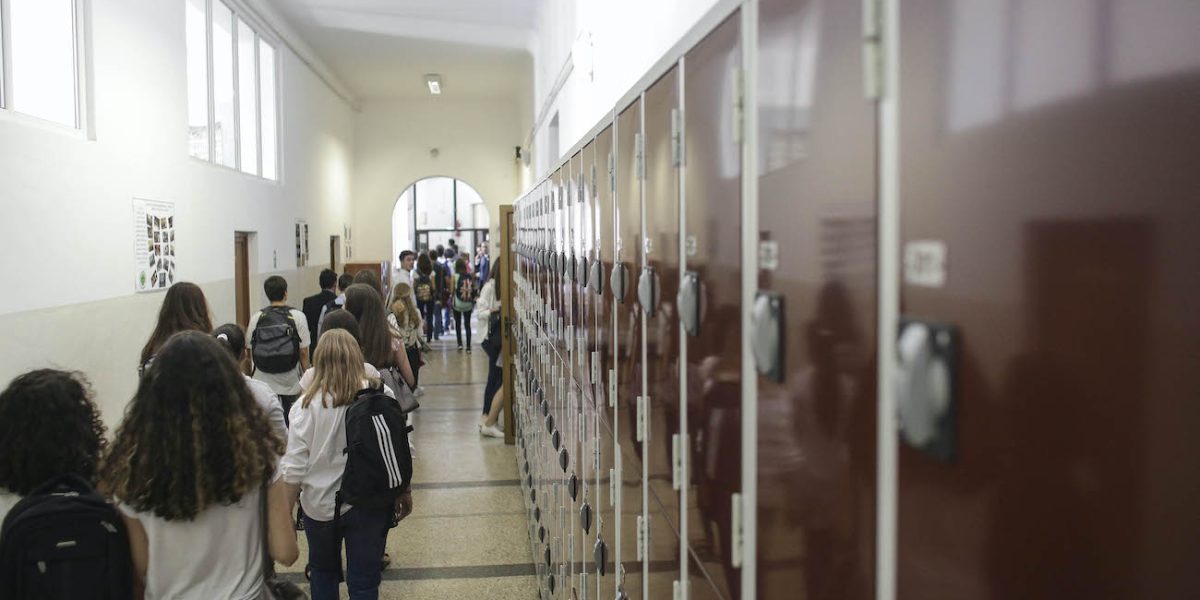 Elevi-la-scoala-pe-holuri-clasa-dulapuri-Foto-INQUAM-Photos-Octav-Ganea.jpg - PressHub24