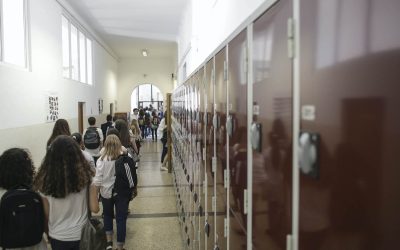 Elevi-la-scoala-pe-holuri-clasa-dulapuri-Foto-INQUAM-Photos-Octav-Ganea.jpg - PressHub24