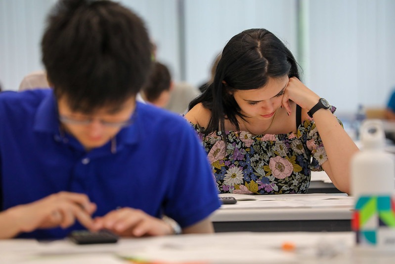 Examen-elev-admitere-test-gandeste-fata-baiat-ICHO-2023-Flickr.jpg - PressHub24