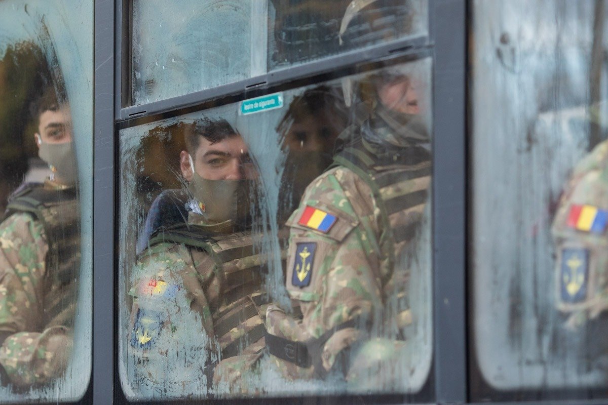 Salariile militarilor, ferite de tăieri