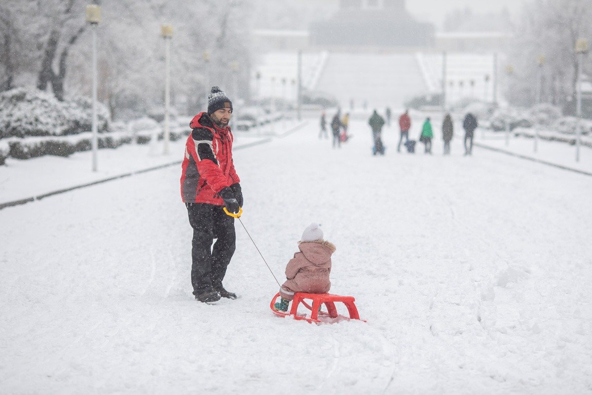 Meteorologie: Ninsori, polei și vânt în nordul țării până joi dimineața