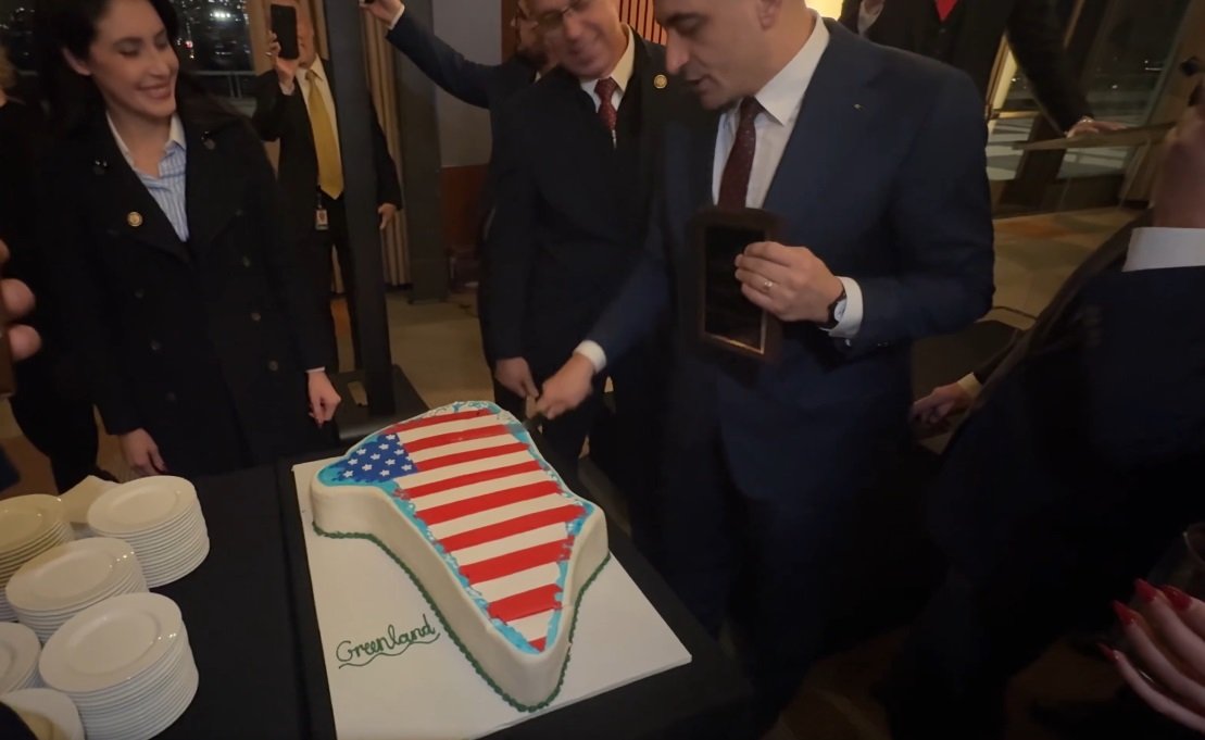 George Simion sărbătorește cu tort în forma Groenlandei