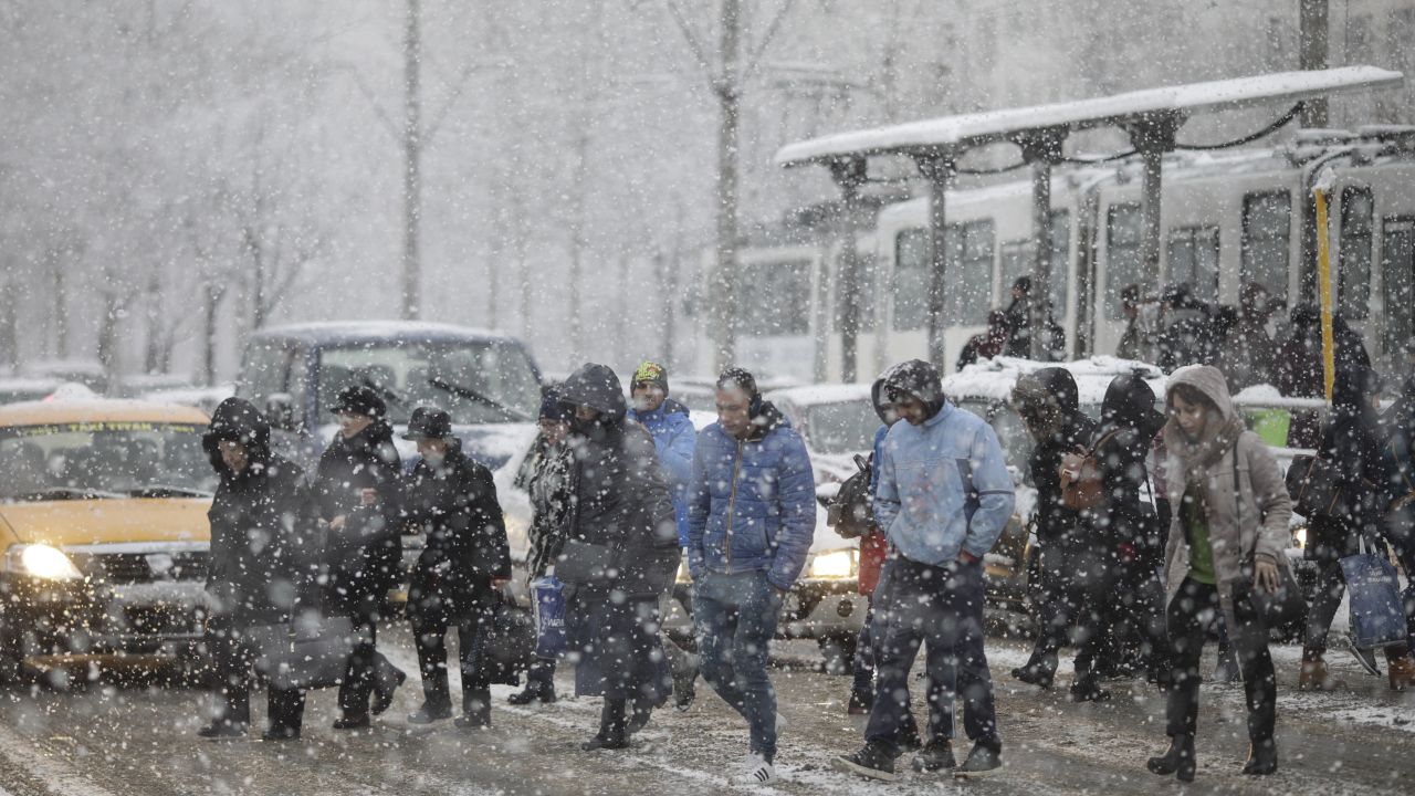 Două mase de aer se vor ciocni deasupra României. ANM anunță ger și ninsori. Zonele afectate