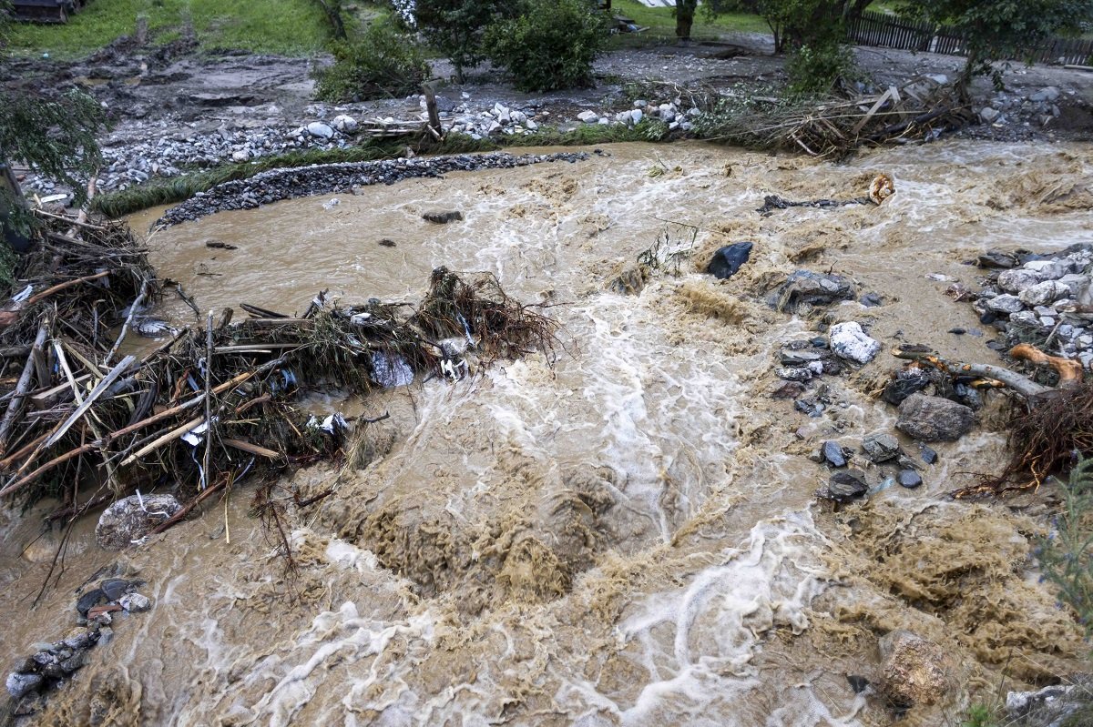 Inundații în 12 județe: Cod galben și portocaliu pe râuri