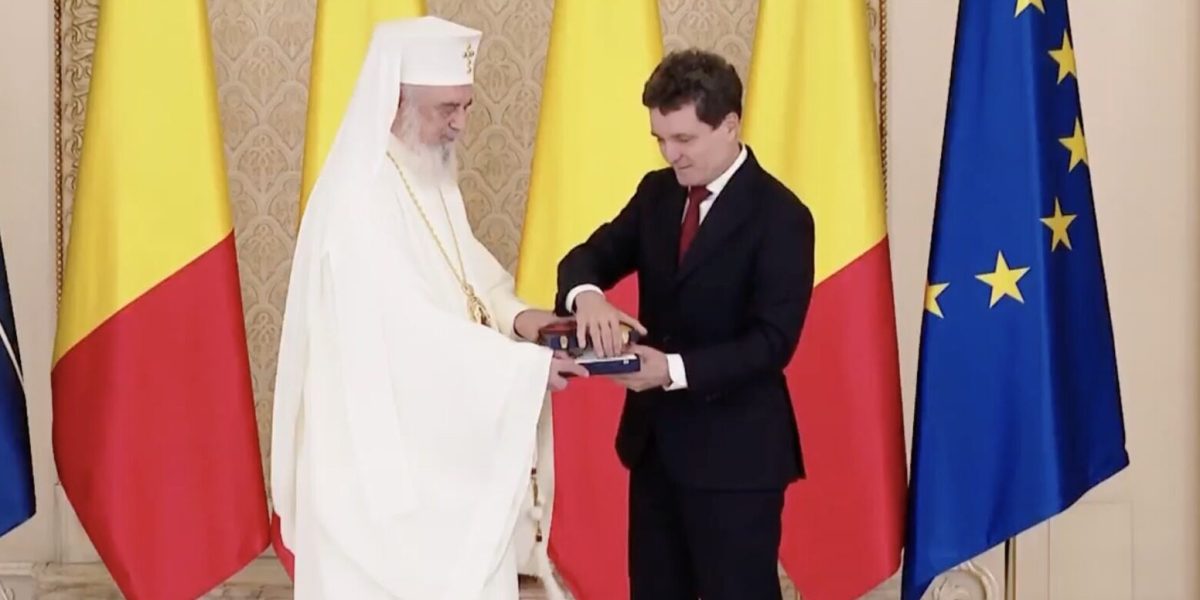 IPS-Daniel-primeste-o-decoratie-de-la-Nicusor-Dan-e1761587780224.jpg - PressHub24