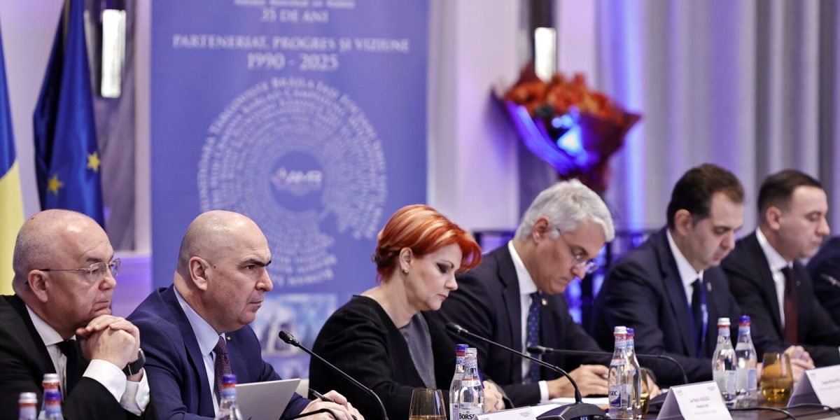 Ilie-Bolojan-si-primarii-Emil-Boc-si-Lia-Olguta-Vasilescu-e1763393952441.jpg - PressHub24