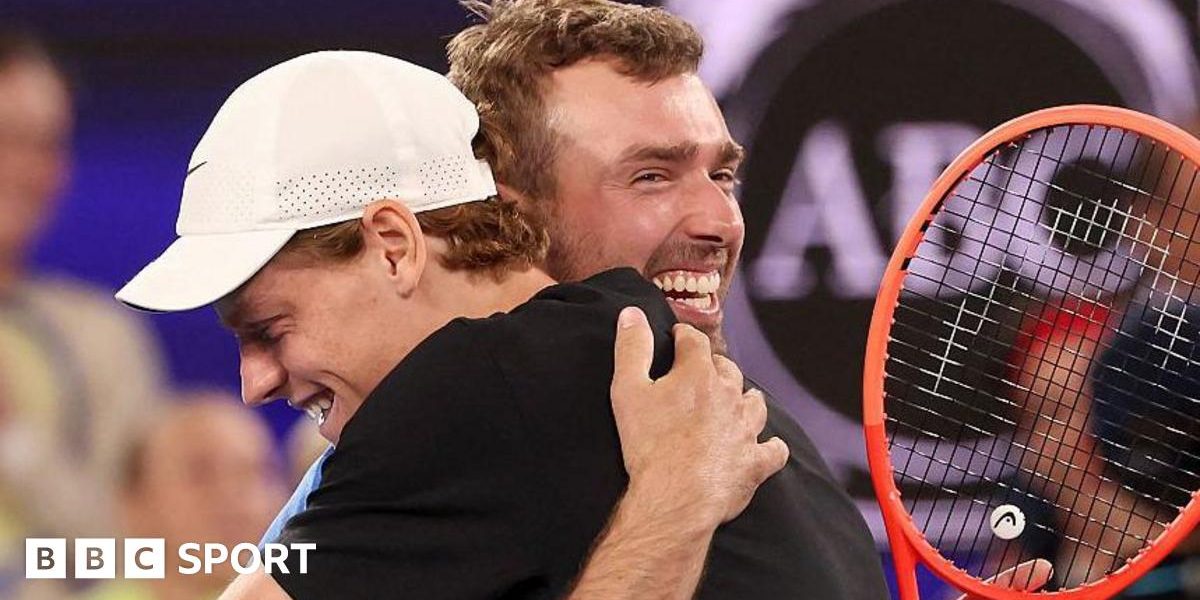Amateur player Jordan Smith hugs Australian Open champion Jannik Sinner after beating him in the One Point Slam
