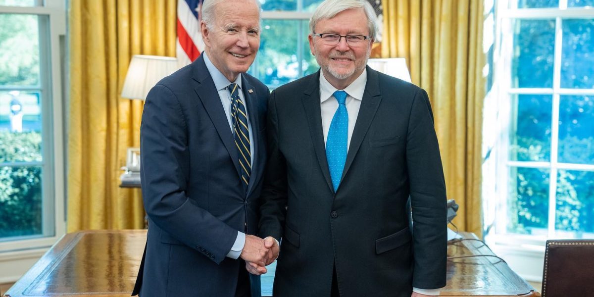 Kevin-Rudd-ambasadorul-Australiei-in-SUA-si-presedintele-american-Joe-Biden-la-Washington-pe-1-mai-2.jpeg - PressHub24
