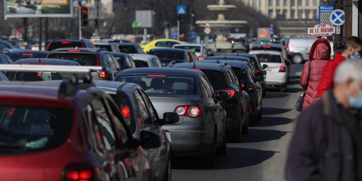 Masini-aglomeratie-trafic-poluare-InquamPhotos-Octav-Ganea.jpg - PressHub24