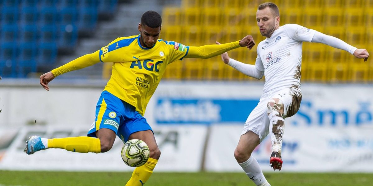 Metaloglobus a adus un atacant francez de 1,93 metri chiar înaintea meciului cu CFR Cluj!