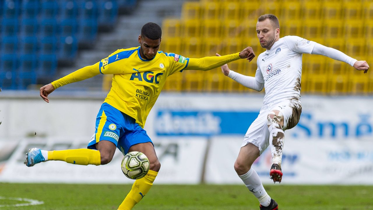 Metaloglobus a adus un atacant francez de 1,93 metri chiar înaintea meciului cu CFR Cluj!