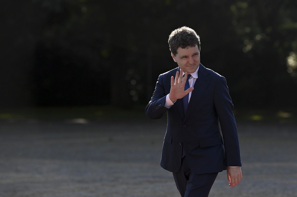 Nicușor Dan folosește avioane militare pentru deplasări externe, acuzând deconectare de România