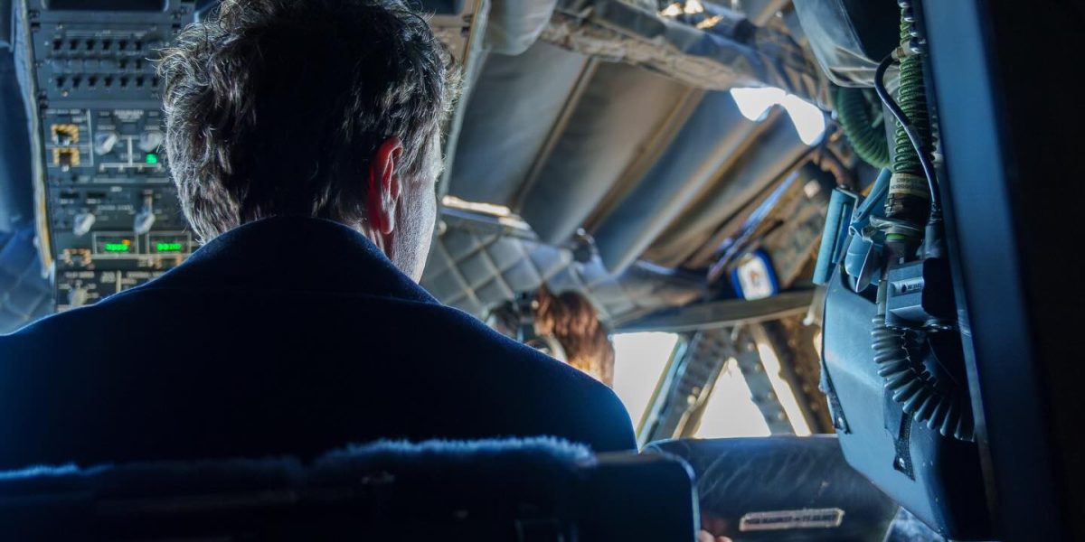 Nicusor-Dan-avion.jpg - PressHub24