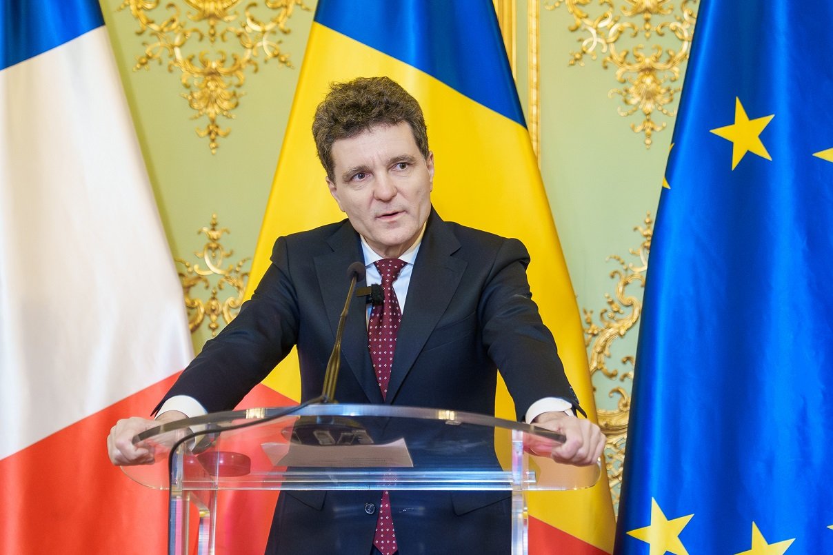 Nicușor Dan decorează Colegiul „Unirea” Focșani la 160 de ani