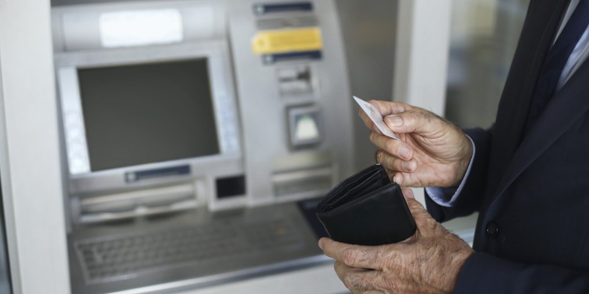 Poliţia caută o persoană care a scos 15.000 de lei dintr-un bancomat şi i-a uitat pe aparat. Apelul făcut de autorități