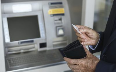 Poliţia caută o persoană care a scos 15.000 de lei dintr-un bancomat şi i-a uitat pe aparat. Apelul făcut de autorități