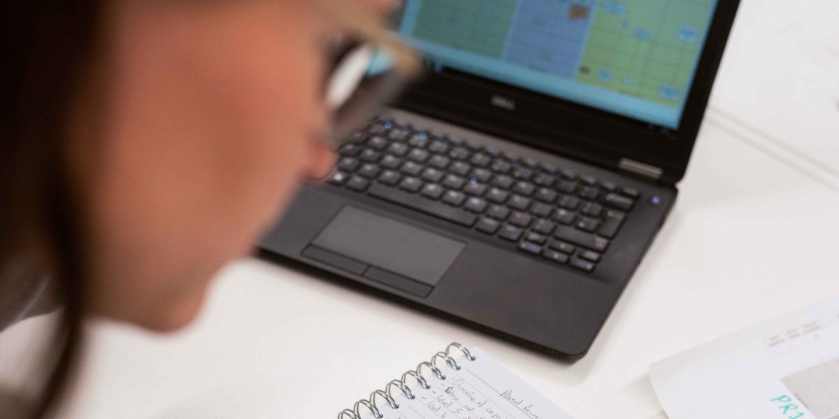 Profesor-cursuri-online-invatare-digitala-tableta-Pexels-scaled.jpg - PressHub24