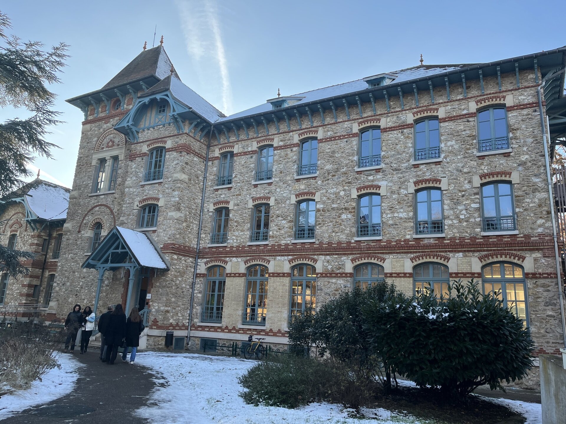 Universitatea din Franța unde spionii se antrenează și profesorii nu cunosc studenții