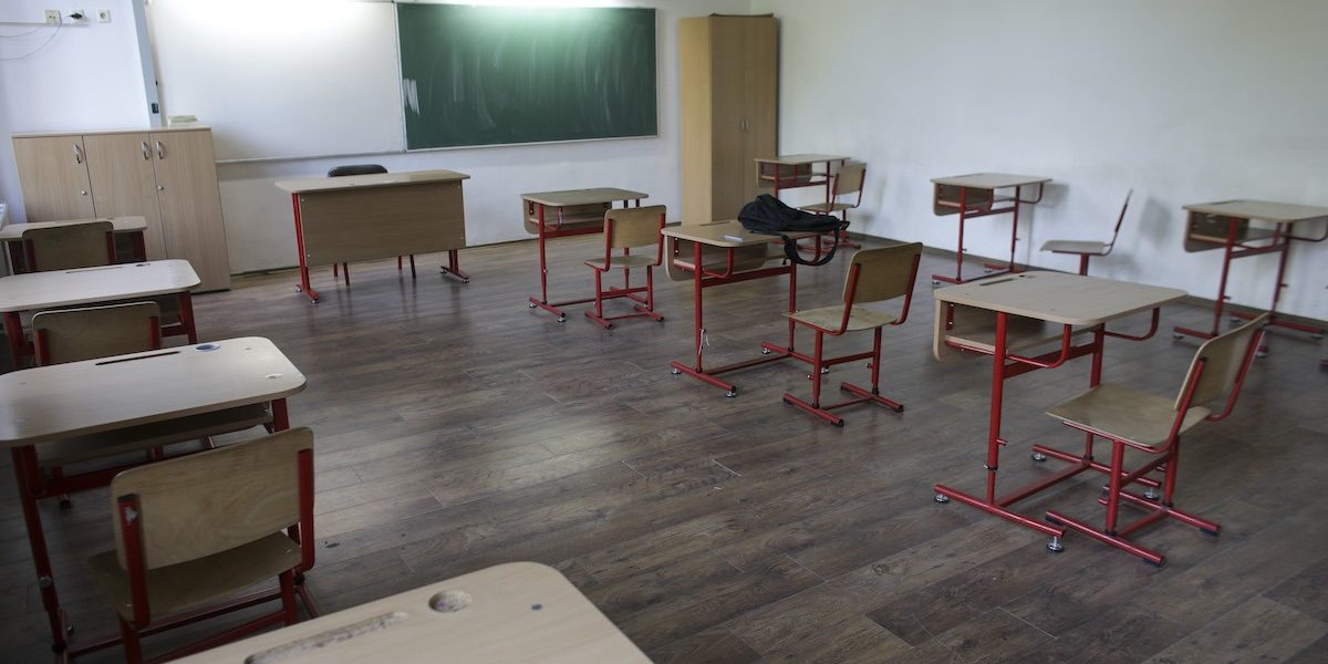 Scoala-clasa-goala-banci-tabla-Foto-INQUAM-Photos-Octav-Ganea.jpg - PressHub24