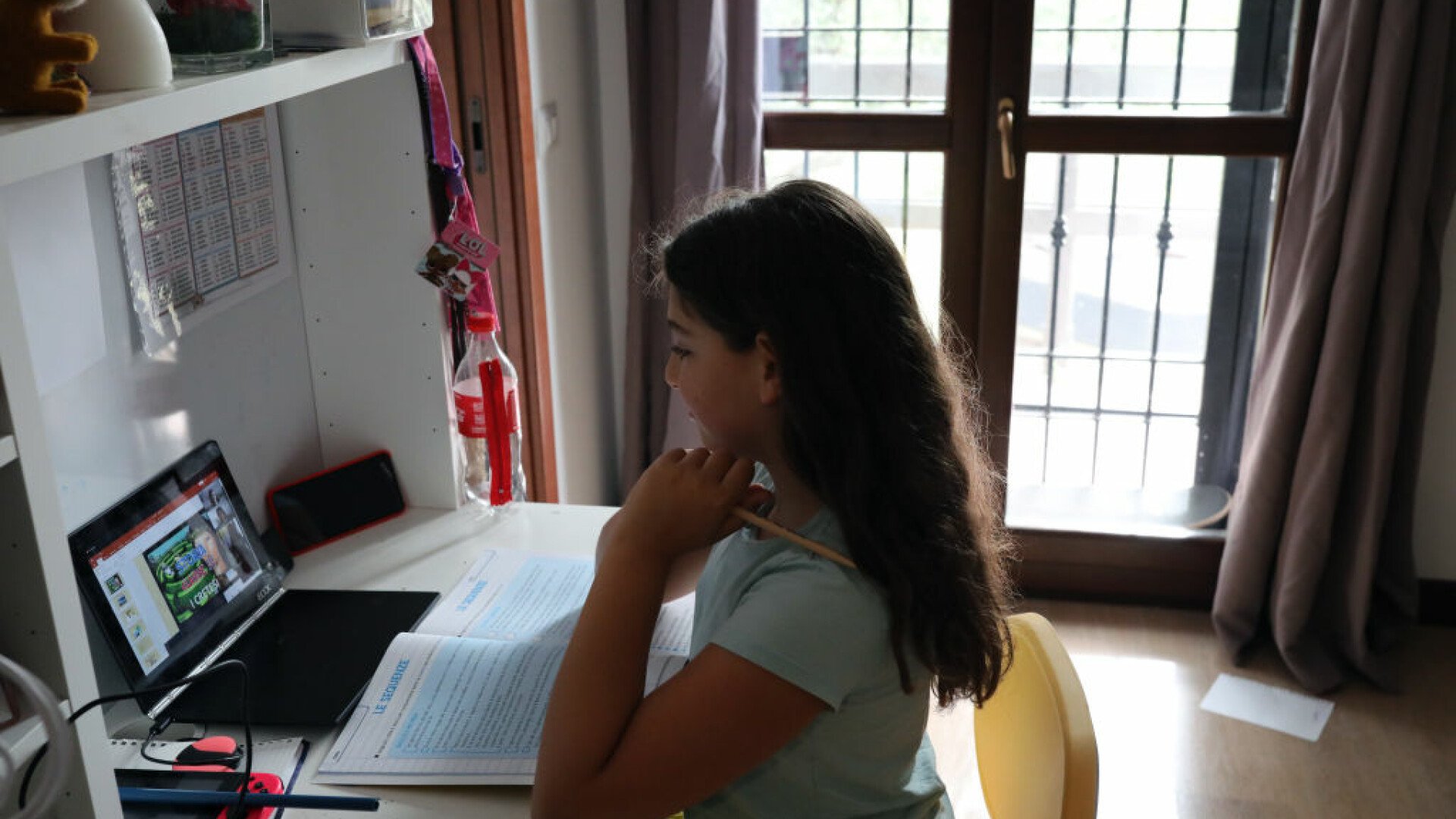 Școlile trec în online din cauza vremii. Cursuri suspendate în mai multe județe, anunță Ministerul Educației