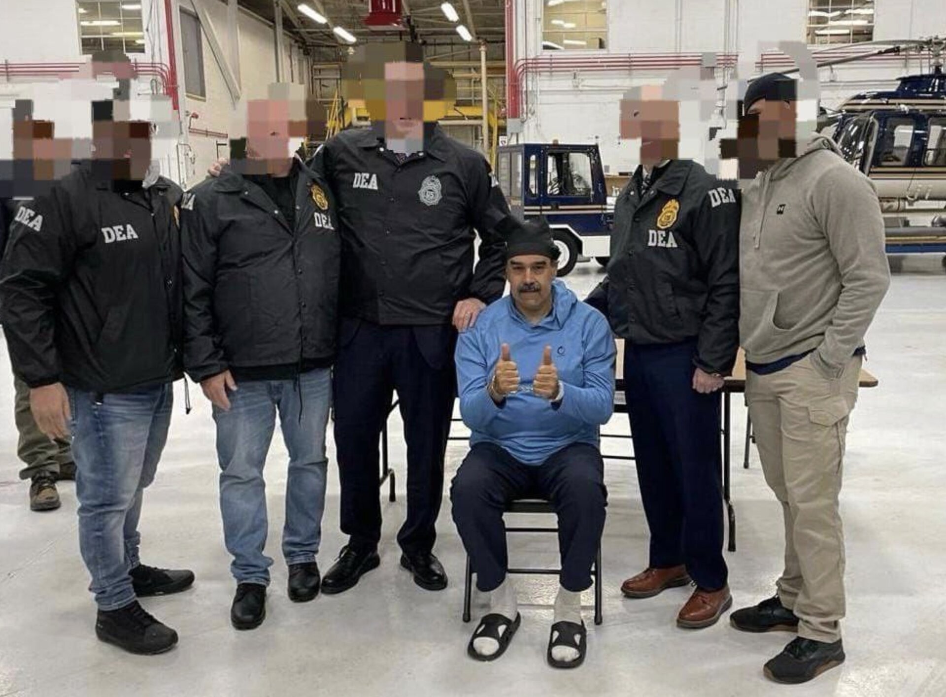 Nicolas Maduro le-a urat „La mulți ani” agenților americani în timp ce era dus la închisoare