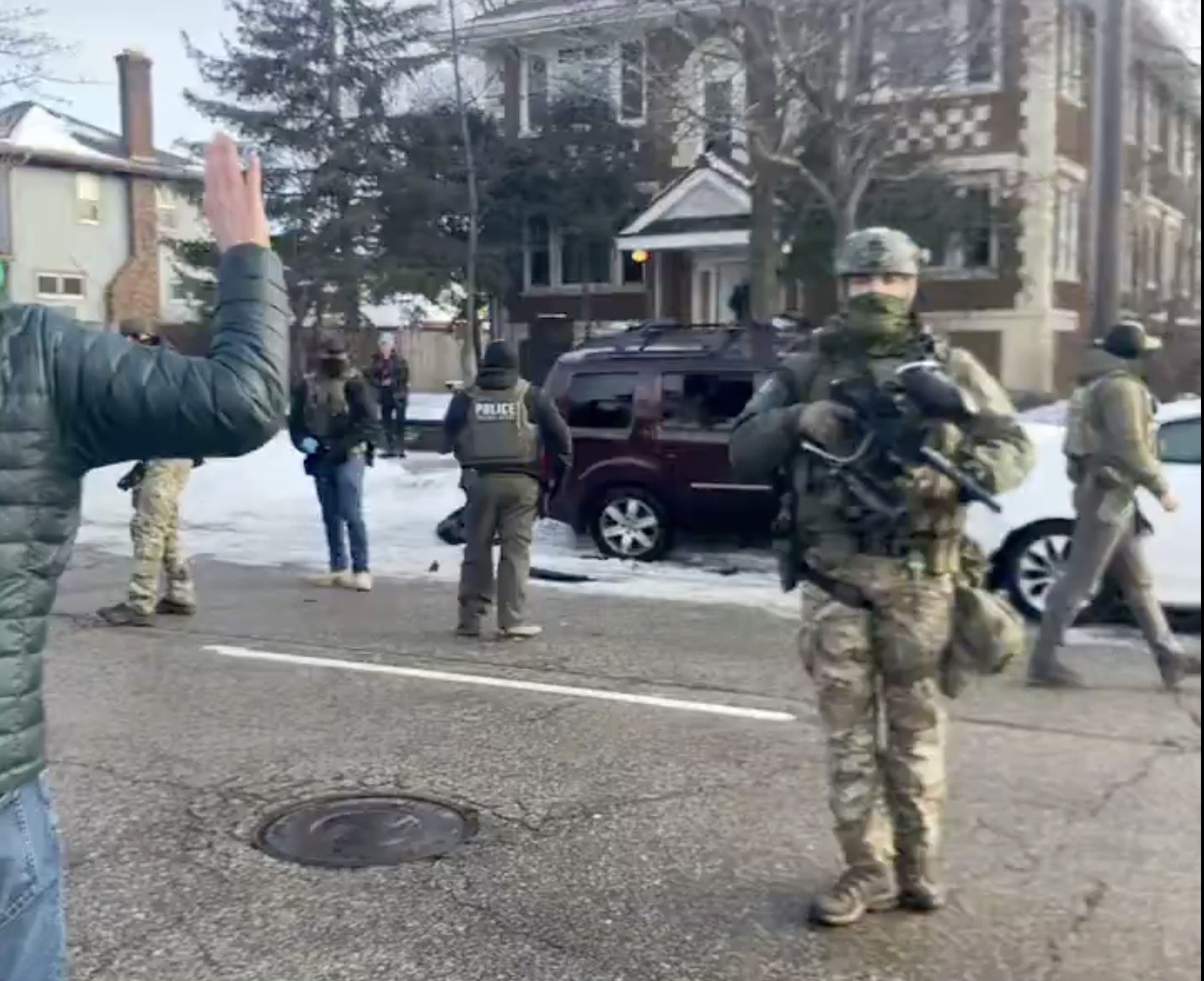 Agenții ICE împiedică ajutorarea femeii împușcate în Minneapolis