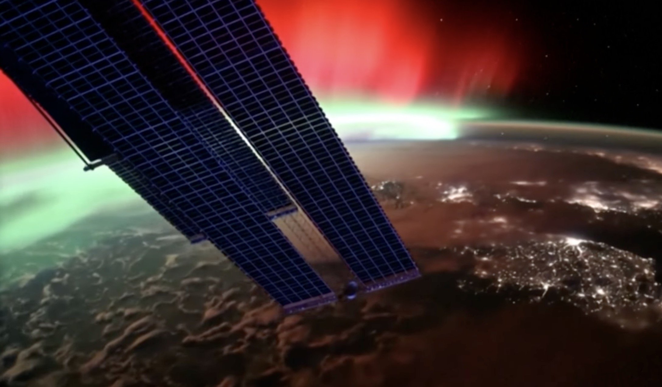 Cosmonauți ruși filmează o auroră spectaculoasă din spațiu