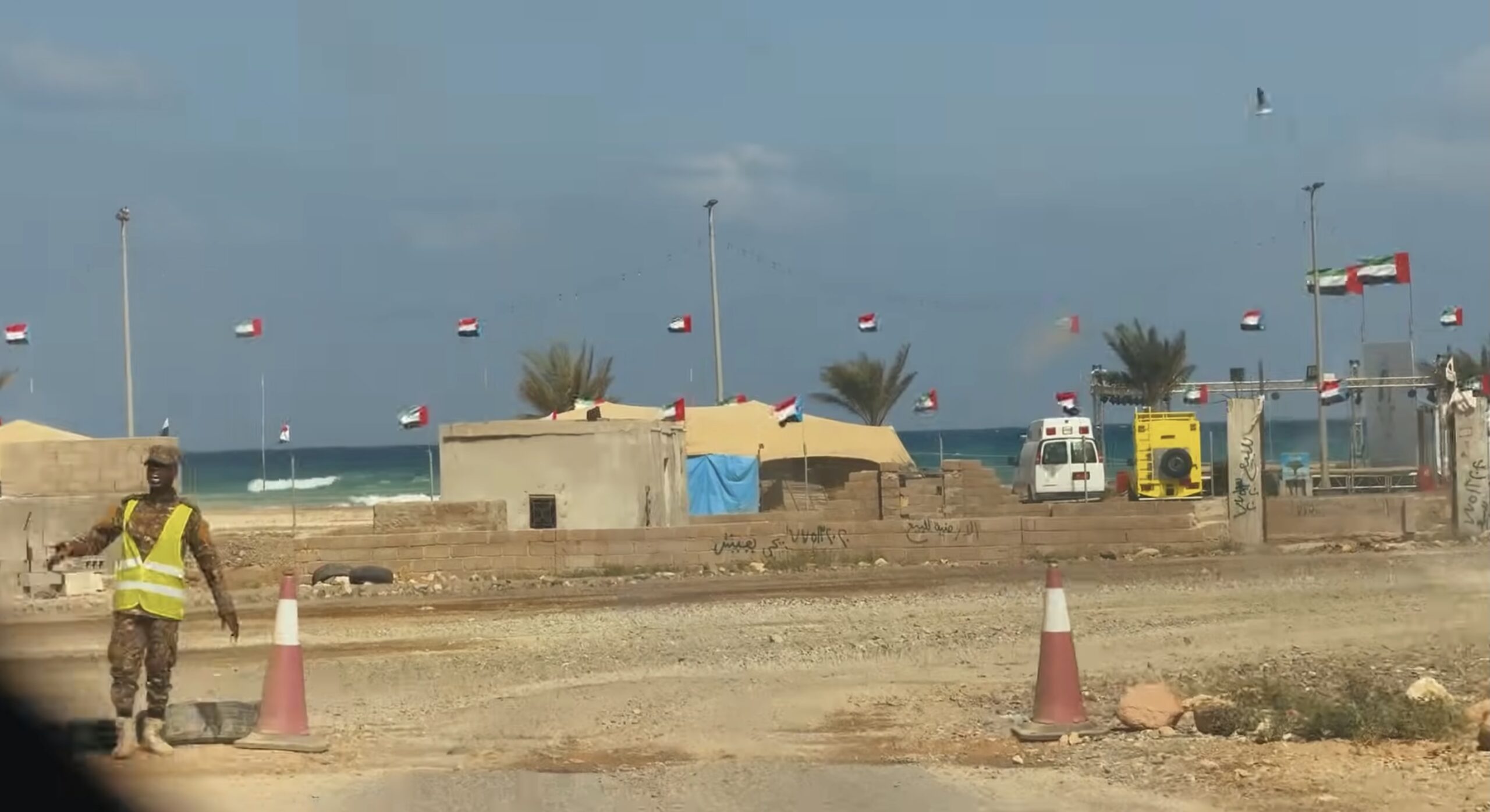 Sute de turiști, inclusiv o româncă, blocați pe insula Socotra din cauza conflictelor din Yemen