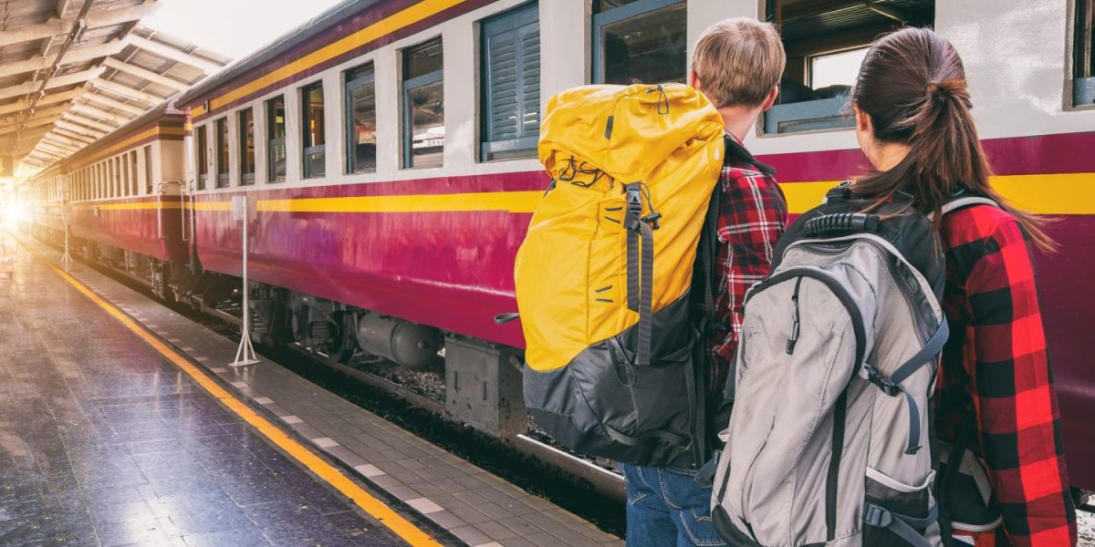 Studenti-la-tren-Pexels-e1563199241178.jpg - PressHub24