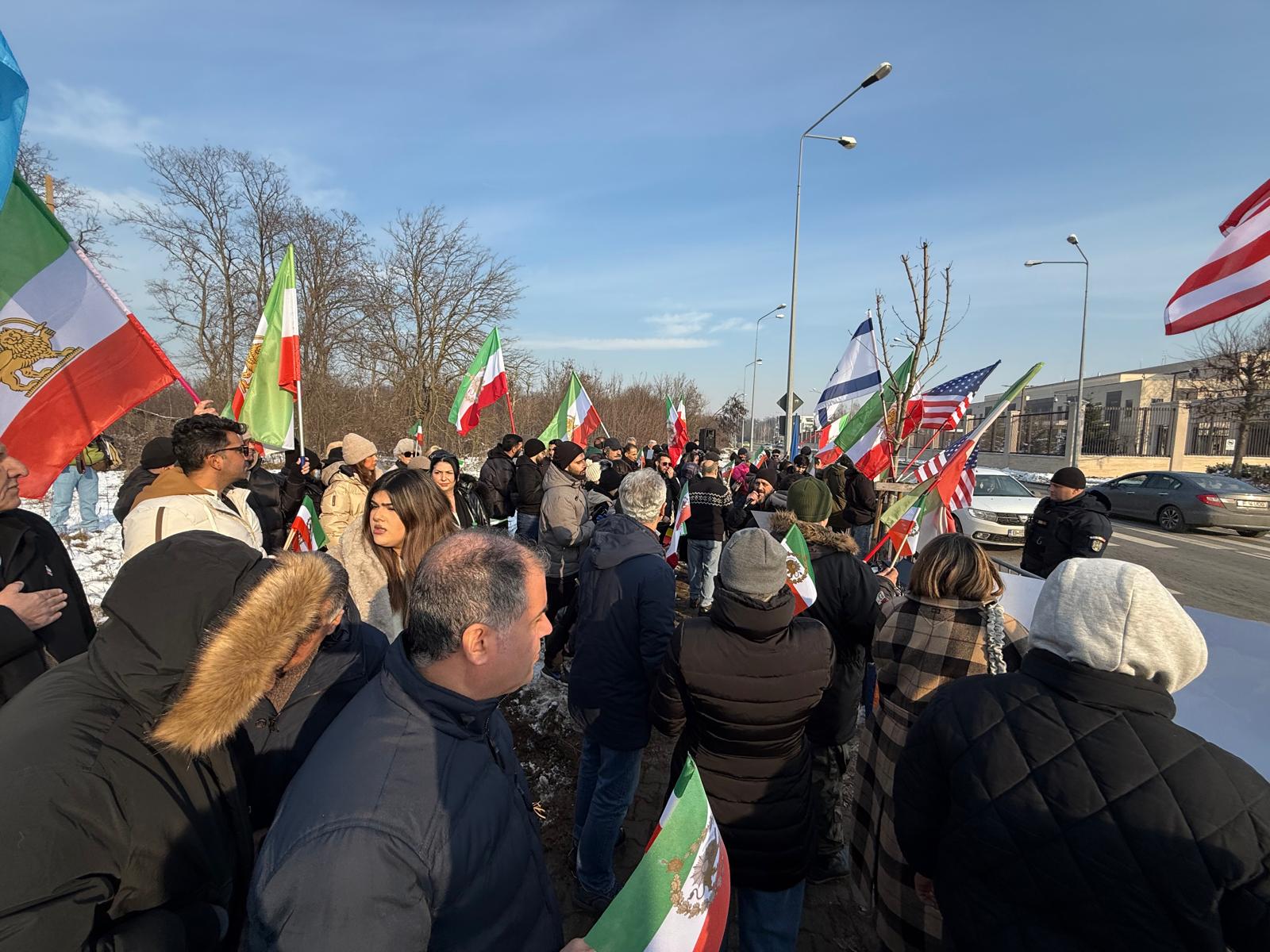 Iranienii protestează la ambasada SUA din București