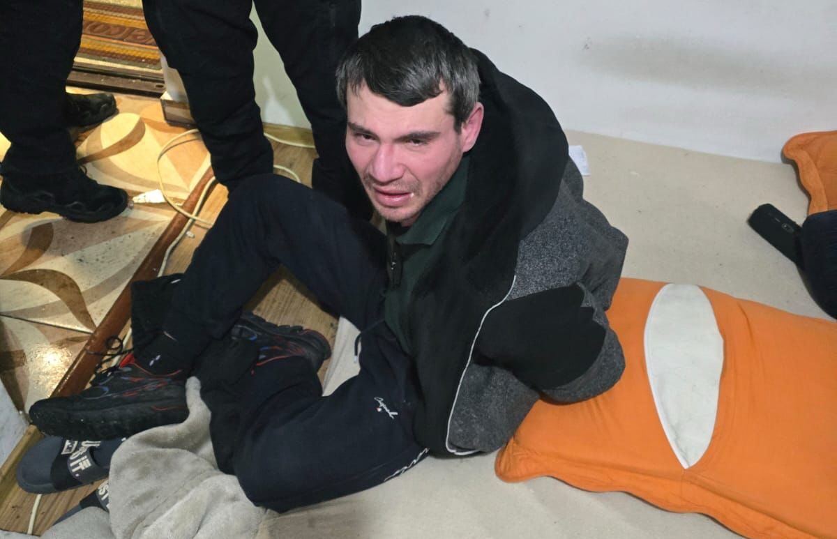 Femeie în lift, atacată cu cuțitul de fostul concubin, internată la spital