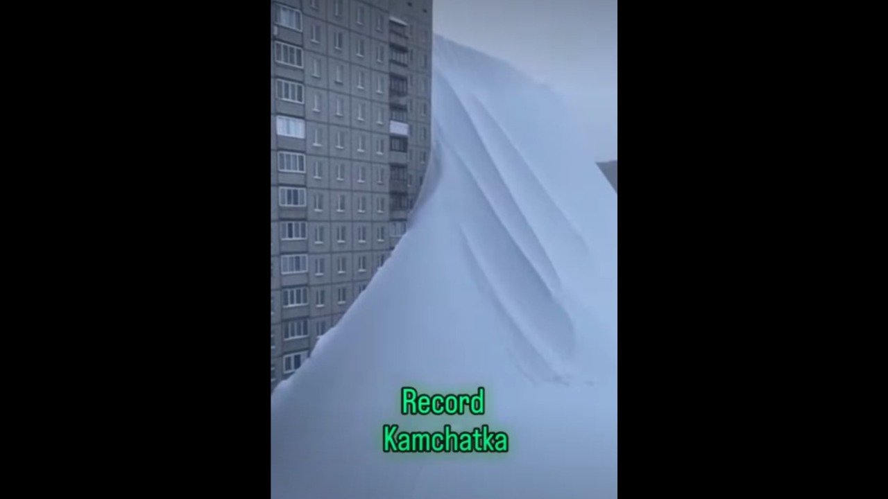Zăpadă record în Kamceatka, până la etajul 8