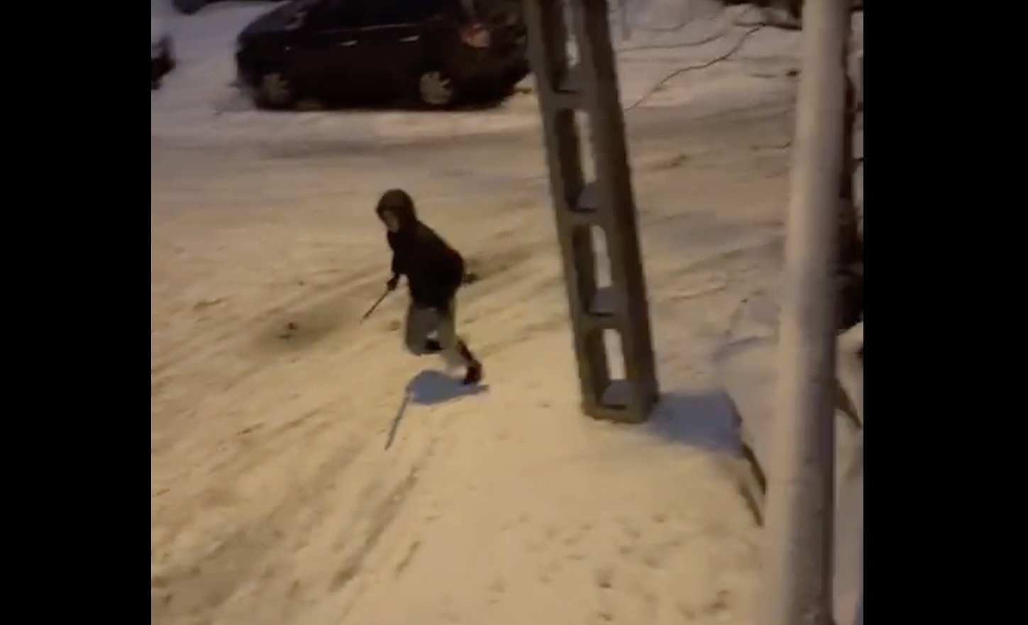 Trei adolescenți din Oradea l-au bătut grav pe un bărbat de 73 de ani după ce le-a reproșat aruncarea bulgărilor de zăpadă